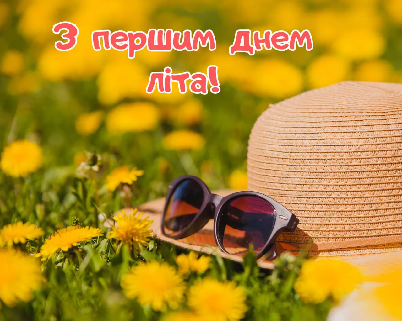 Жовті кульбади на траві з капелюхом та сонцезахисними окулярами.