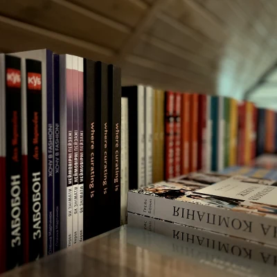 Книги про саморозвиток на полиці бібліотеки