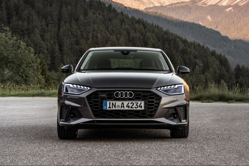 Сірий автомобіль Audi на тлі гірського лісу.