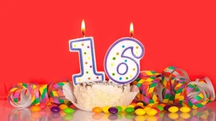 Святковий торт з свічками на 16 років та цукерками