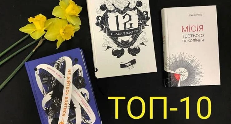 Три книги про саморозвиток та жовті тюльпани на чорному фоні