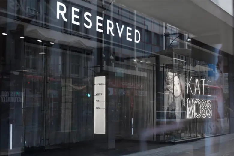 Фасад магазину Reserved з вивіскою та експозицією співпраці з Кейт Мосс