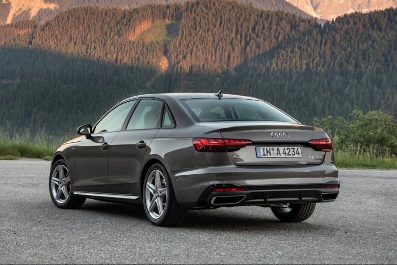 Сірий седан Audi на тлі гірського пейзажу