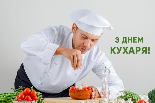 Шеф-кухар готує страву з свіжих овочів.