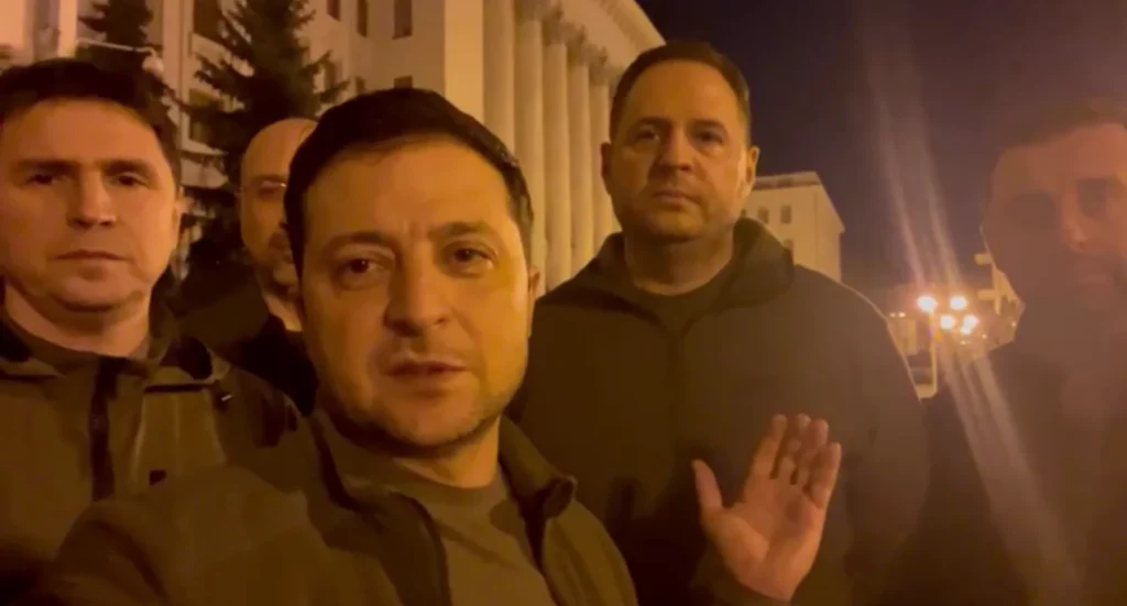 Володимир Зеленський та Андрій Єрмак стоять разом на вулиці.